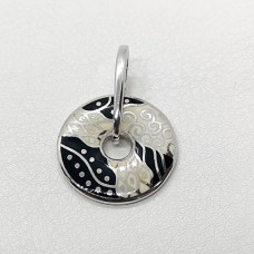 сребърен медальон с бял и черен емайл