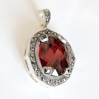 сребърна висулка с гранат 