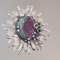 сребърна висулка с рубин в зоисит