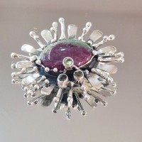 сребърна висулка с рубин в зоисит