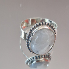 сребърен пръстен с лунен камък